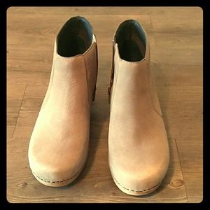 Dansko Maria Milled Nubuck Taupe Size 40